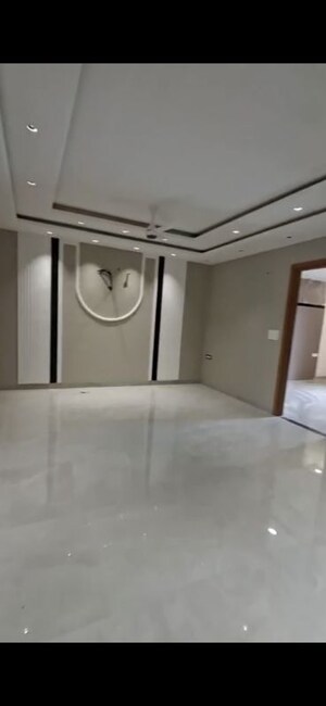 Room in 3 BHK Builder Floor at Parklands, Sector 85 – for Rent