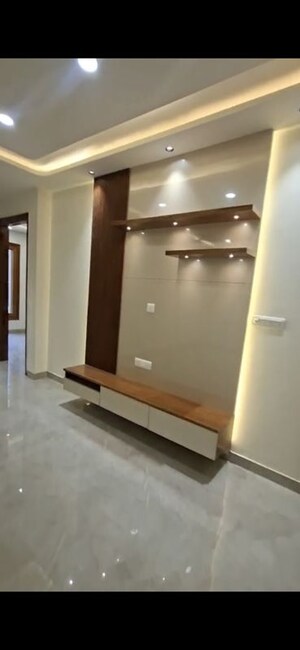 Room in 3 BHK Builder Floor at BPTP District Faridabad, Sector 81 – for Rent