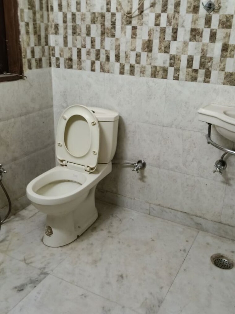 Bathroom, sector 23 2 Bedroom 1200 Sq.Ft. Villa In Sector 23 Gurgaon 10509252