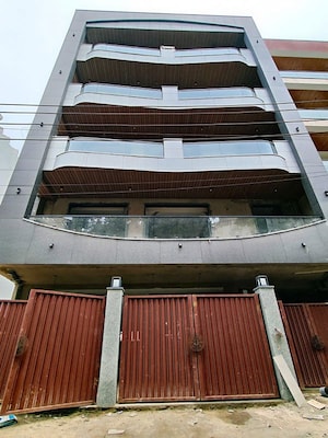 4 BHK Builder Floor For Sale in Malibu Town