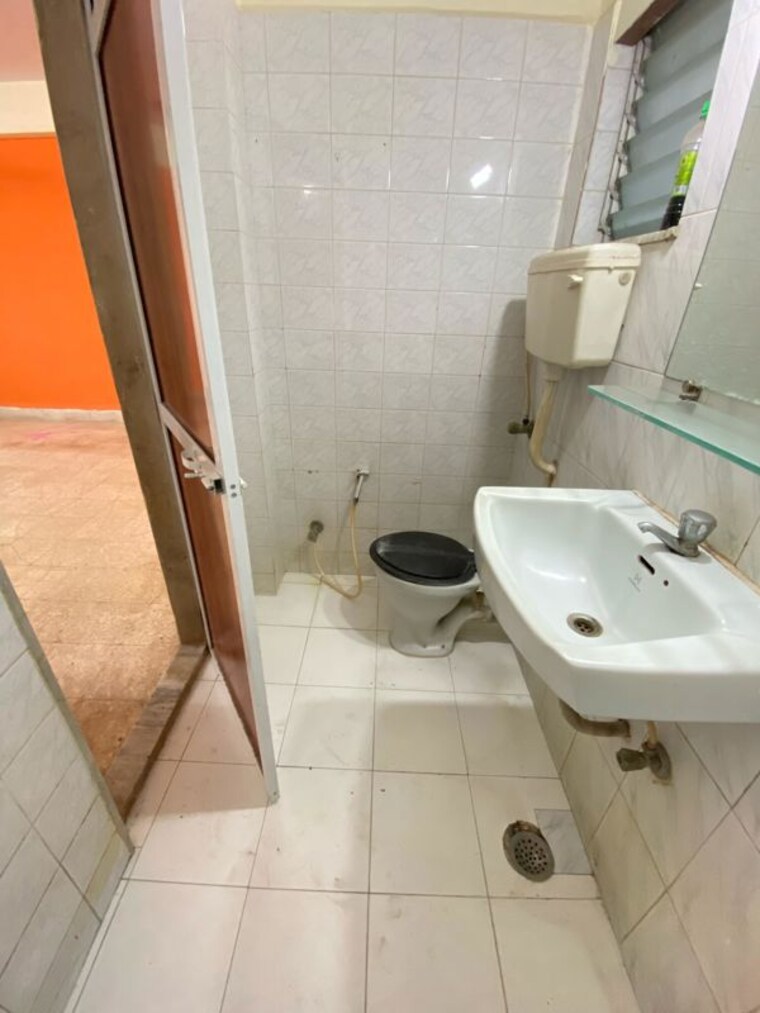 Bathroom, anita-building-kandivali 2 Bedroom 880 Sq.Ft. Apartment In Kandivali East Mumbai 10509295
