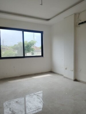 Room in 2 BHK Apartment at Omex City – for Sale