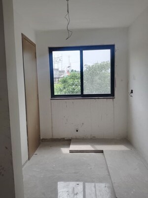 Room in 2 BHK Apartment at Omex City – for Sale
