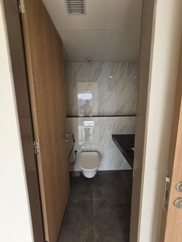 Bathroom, lodha-woods 3.5 Bedroom 1100 Sq.Ft. Apartment In Kandivali East Mumbai 10509484