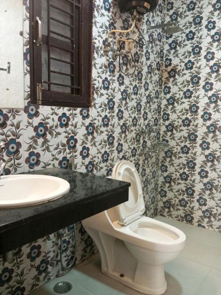Bathroom, unitech-south-city-ii 2 Bedroom 180 Sq.Yd. Builder Floor In Sector 50 Gurgaon 10450266