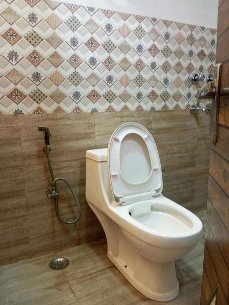 Bathroom, unitech-south-city-ii 2 Bedroom 180 Sq.Yd. Builder Floor In Sector 50 Gurgaon 10450266