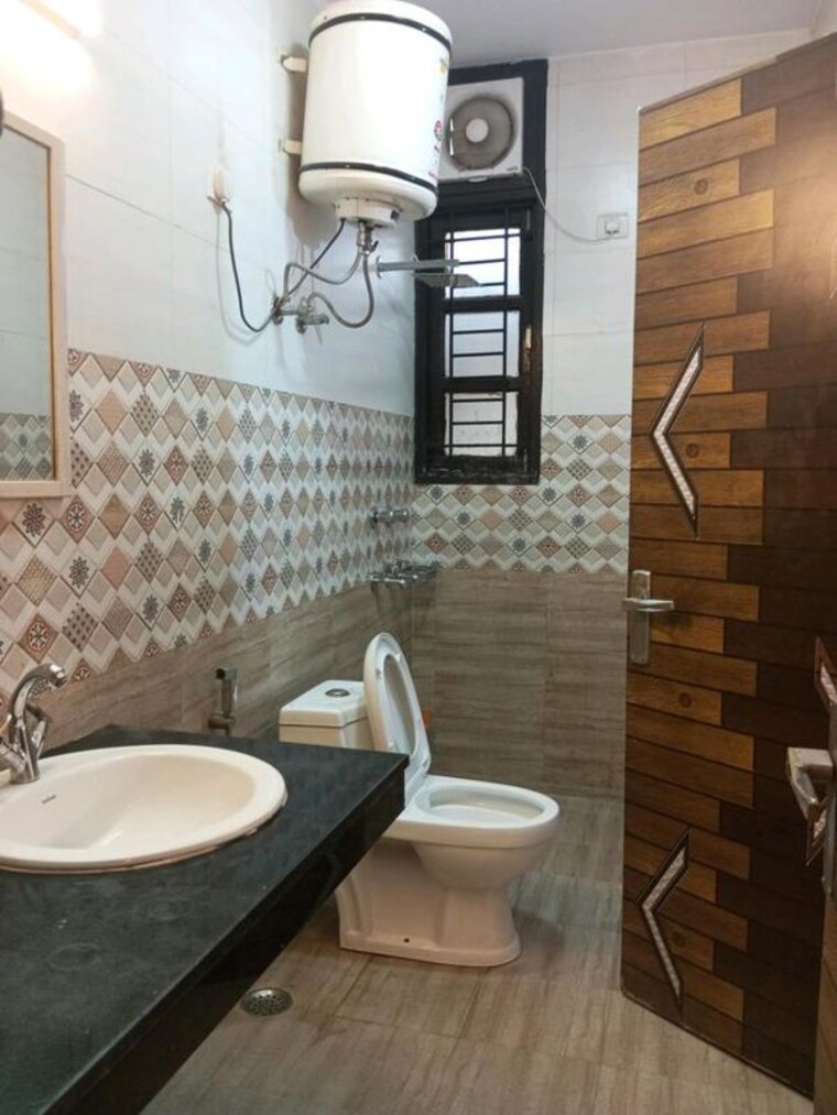 Bathroom, unitech-south-city-ii 2 Bedroom 180 Sq.Yd. Builder Floor In Sector 50 Gurgaon 10450266
