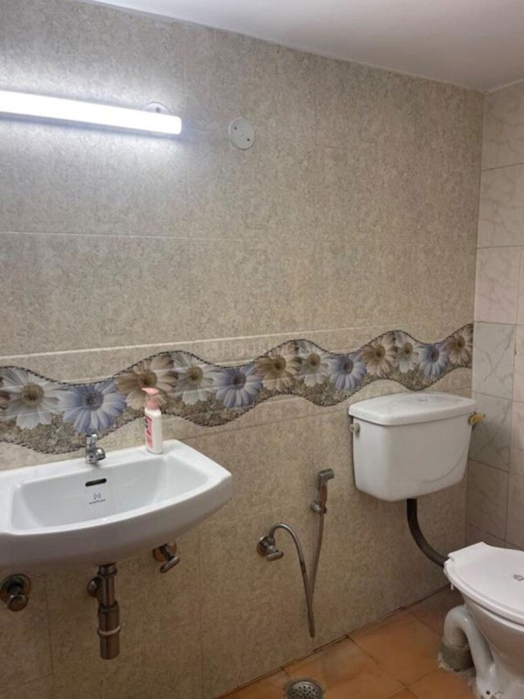 Bathroom, unitech-south-city-ii 2 Bedroom 180 Sq.Yd. Builder Floor In Sector 50 Gurgaon 10450266