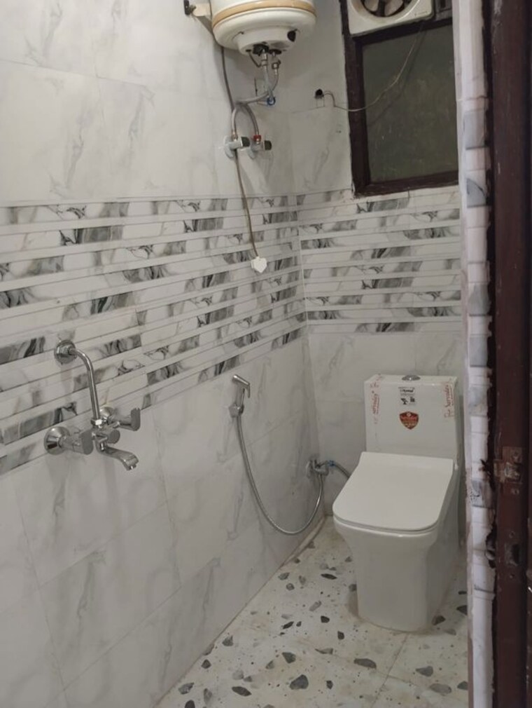 Bathroom, neb sarai 1 Bedroom 450 Sq.Ft. Builder Floor In Neb Sarai Delhi 10509606