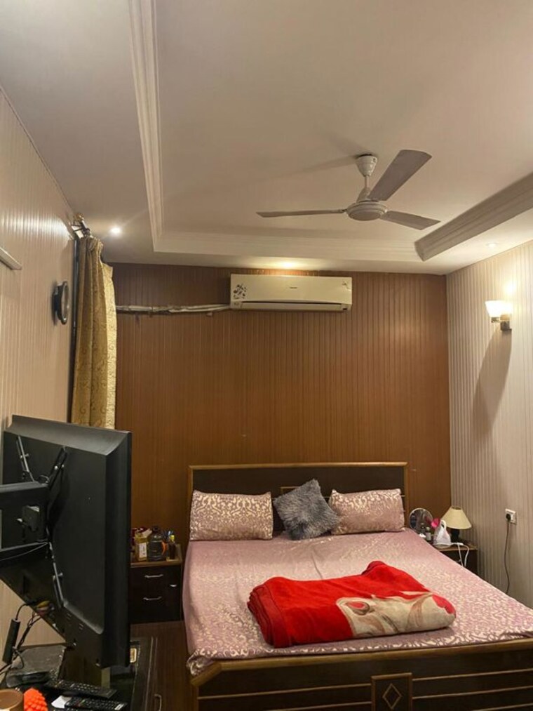 Bedroom, chittaranjan park 3 Bedroom 125 Sq.Yd. Builder Floor In Chittaranjan Park Delhi 9529104