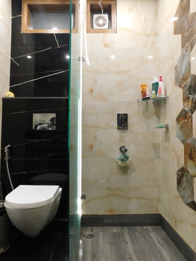 Bathroom, chittaranjan park 3 Bedroom 160 Sq.Yd. Builder Floor In Chittaranjan Park Delhi 8948129