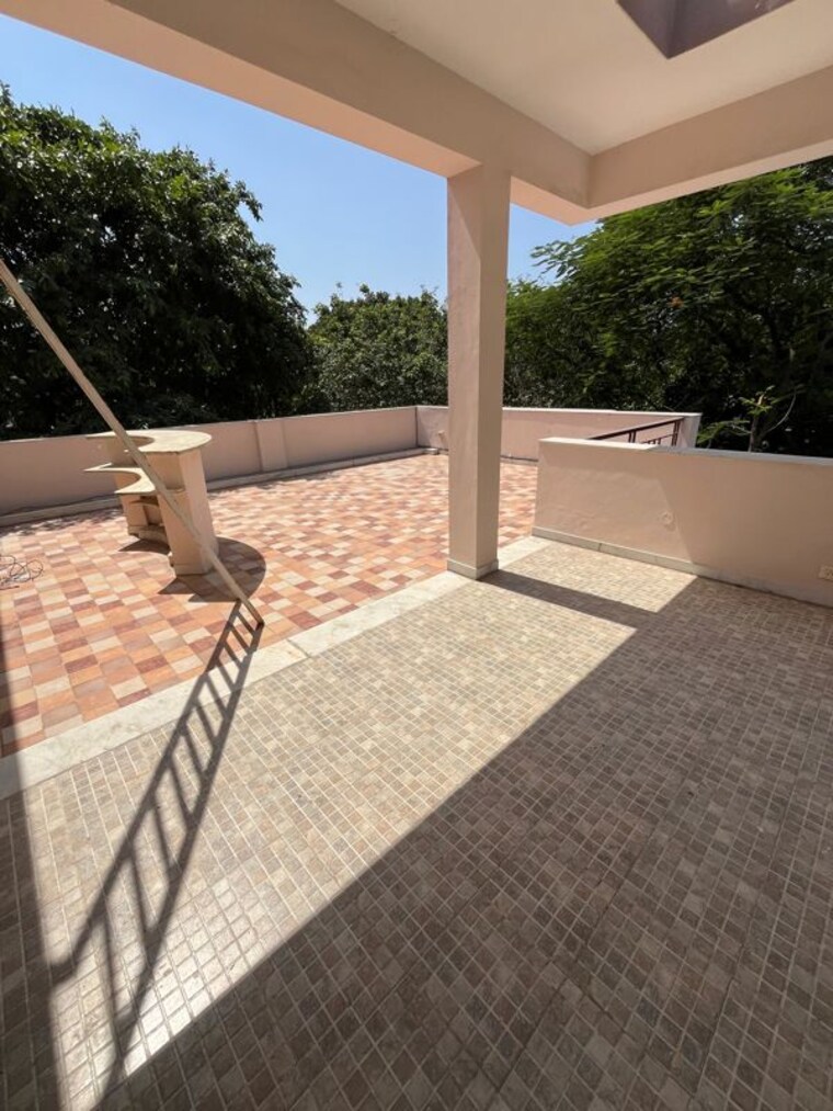 Terrace, dlf phase i 5 Bedroom 500 Sq.Yd. Independent House In Dlf Phase I Gurgaon 10509602