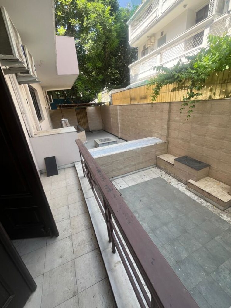 Balcony, dlf phase i 5 Bedroom 500 Sq.Yd. Independent House In Dlf Phase I Gurgaon 10509602