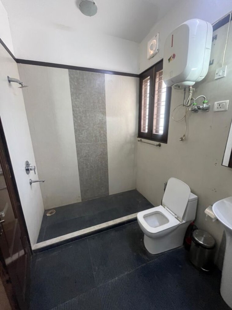 Bathroom, dlf phase i 5 Bedroom 500 Sq.Yd. Independent House In Dlf Phase I Gurgaon 10509602
