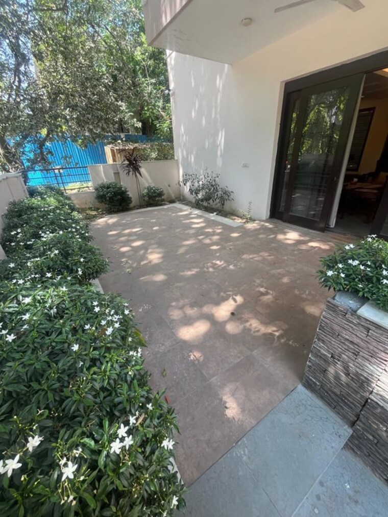 Garden, dlf phase i 5 Bedroom 500 Sq.Yd. Independent House In Dlf Phase I Gurgaon 10509602