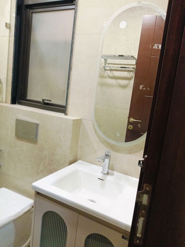 Bathroom, chittaranjan park 3 Bedroom 1550 Sq.Ft. Builder Floor In Chittaranjan Park Delhi 10509745