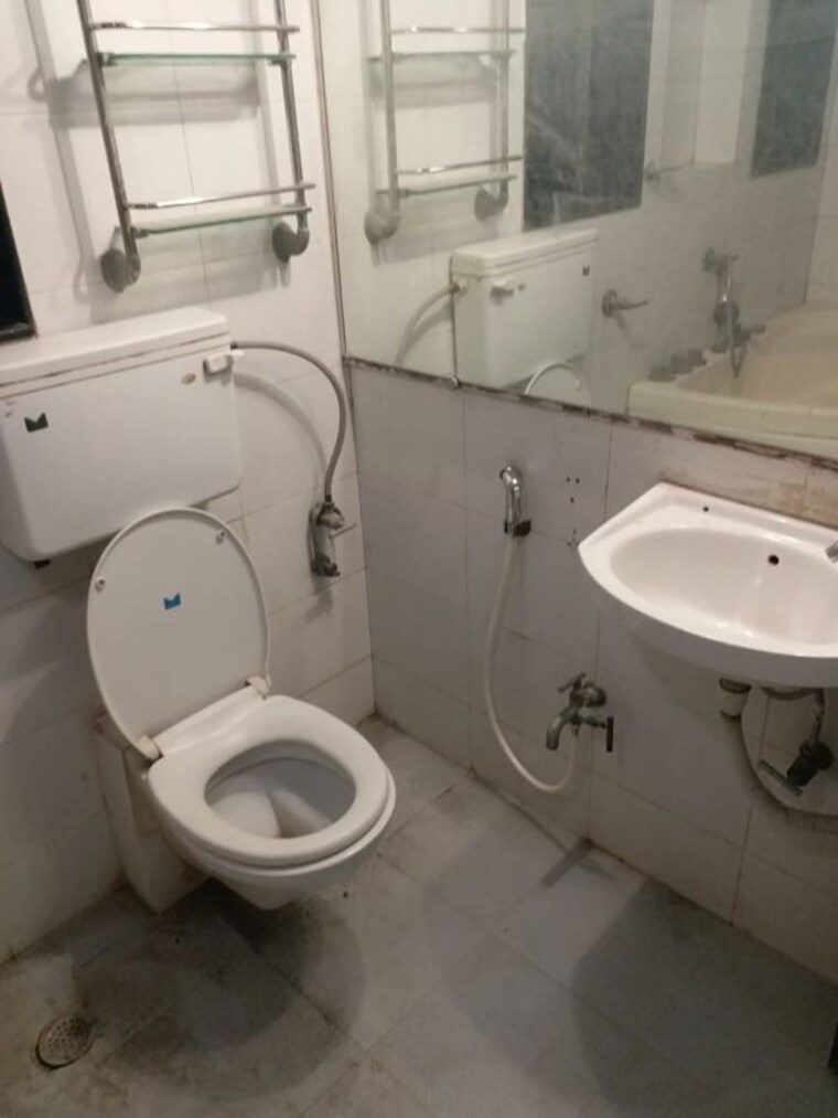 Bathroom, juhu 4 Bedroom 1560 Sq.Ft. Apartment In Juhu Mumbai 10509822