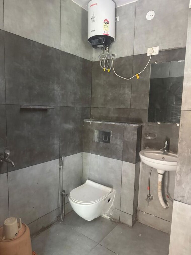 Bathroom, unitech-uniworld-gardens-2 2 Bedroom 1050 Sq.Ft. Apartment In Sector 47 Gurgaon 10509819