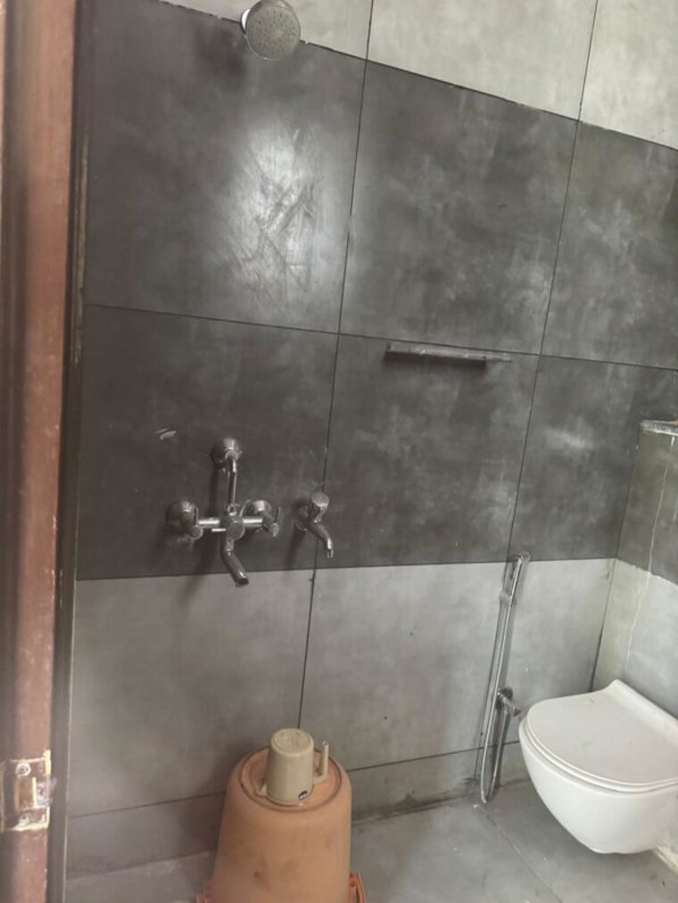 Bathroom, unitech-uniworld-gardens-2 2 Bedroom 1050 Sq.Ft. Apartment In Sector 47 Gurgaon 10509819