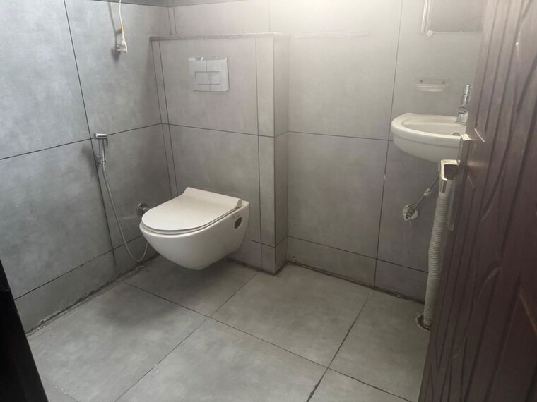 Bathroom, unitech-uniworld-gardens-2 2 Bedroom 1050 Sq.Ft. Apartment In Sector 47 Gurgaon 10509819