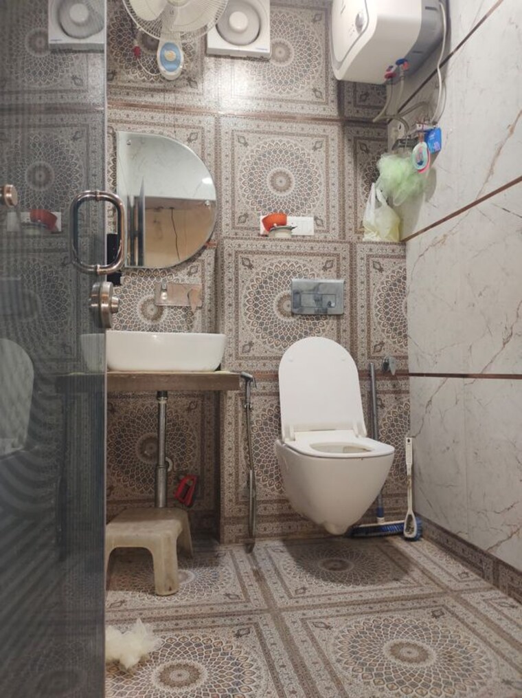 Bathroom, lajpat nagar 4 2 Bedroom 1000 Sq.Ft. Builder Floor In Lajpat Nagar 4 Delhi 10510043