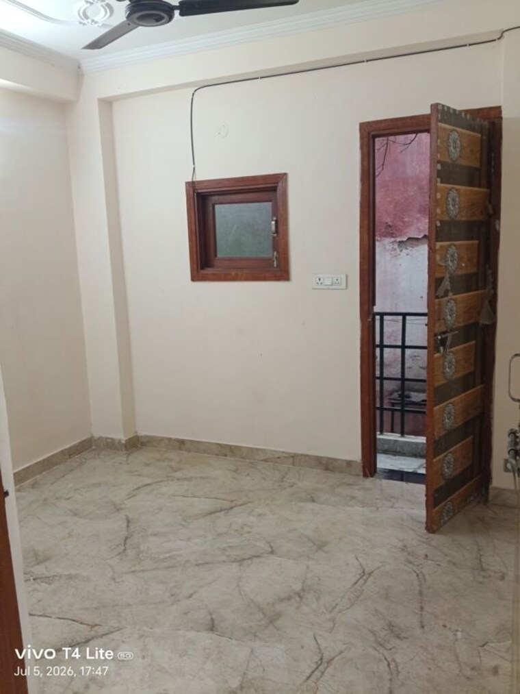Room, savitri nagar 2 Bedroom 70 Sq.Yd. Builder Floor In Savitri Nagar Delhi 10510084