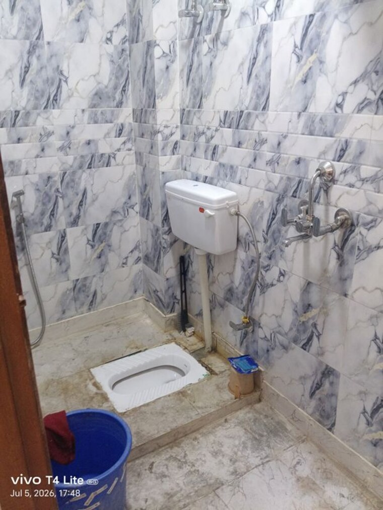 Bathroom, savitri nagar 2 Bedroom 70 Sq.Yd. Builder Floor In Savitri Nagar Delhi 10510084