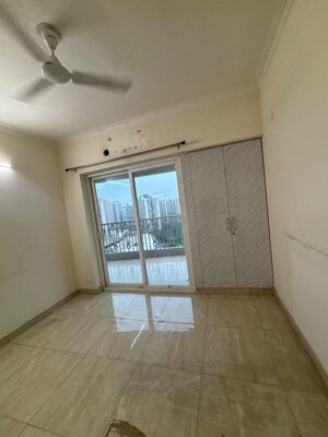 Room in 3 BHK Apartment at Gaur City 7th Avenue, Sector 4 Greater Noida – for Rent
