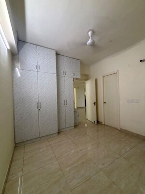 Room in 3 BHK Apartment at Gaur City 7th Avenue, Sector 4 Greater Noida – for Rent