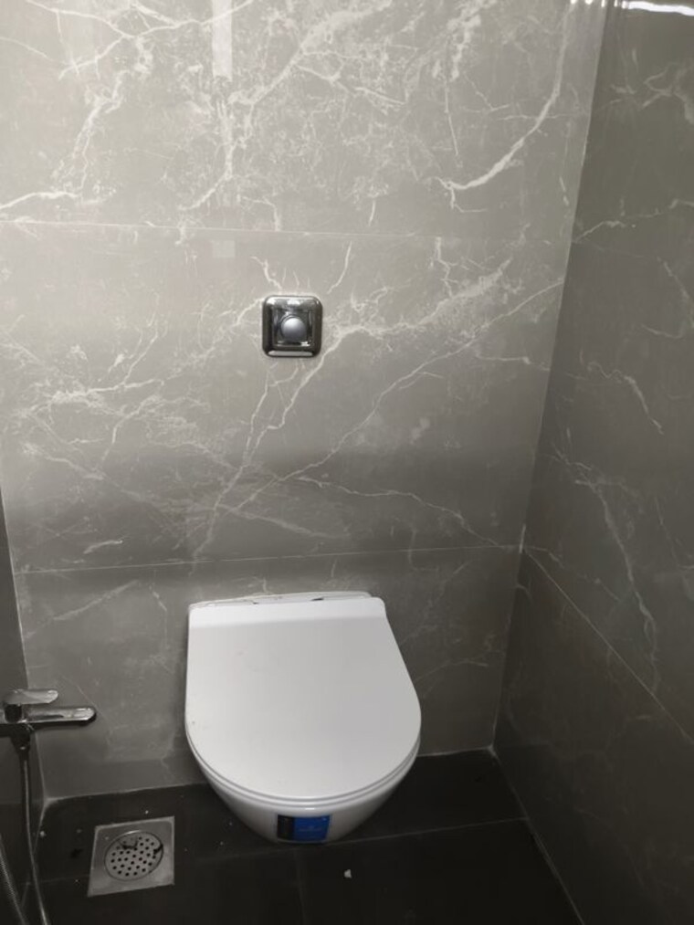 Bathroom, mahesh nagar 1.5 Bedroom 400 Sq.Ft. Apartment In Mahesh Nagar Mumbai 10510120