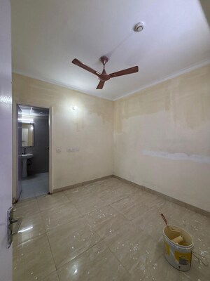 Room in 3 BHK Apartment at Gaur City 7th Avenue, Sector 4 Greater Noida – for Rent