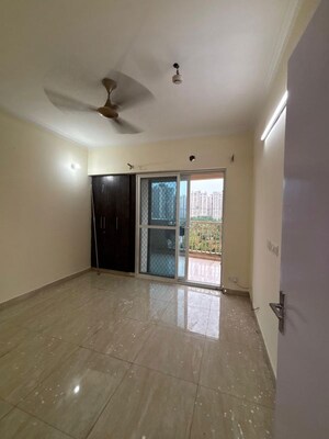 Room in 3 BHK Apartment at Gaur City 7th Avenue, Sector 4 Greater Noida – for Rent