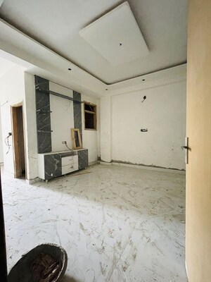 Room in 2 BHK Builder Floor at Sector 73 – for Sale