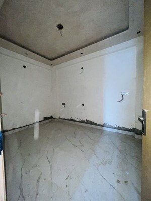 Room in 2 BHK Builder Floor at Sector 73 – for Sale