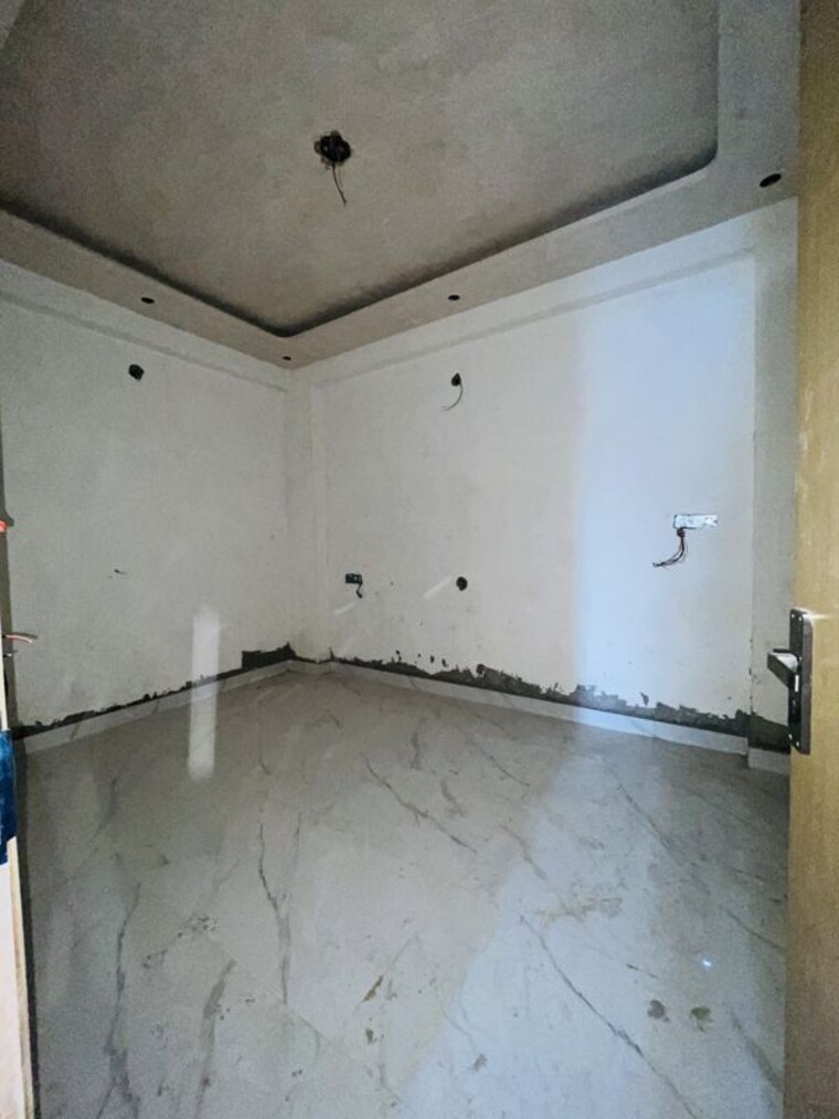 Room, sector 73 2 Bedroom 1000 Sq.Ft. Builder Floor In Sector 73 Noida 10510235