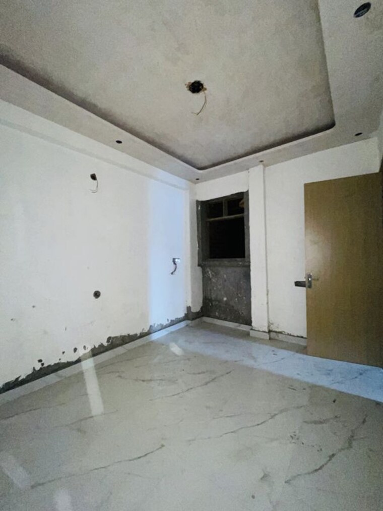 Room, sector 73 2 Bedroom 1000 Sq.Ft. Builder Floor In Sector 73 Noida 10510235