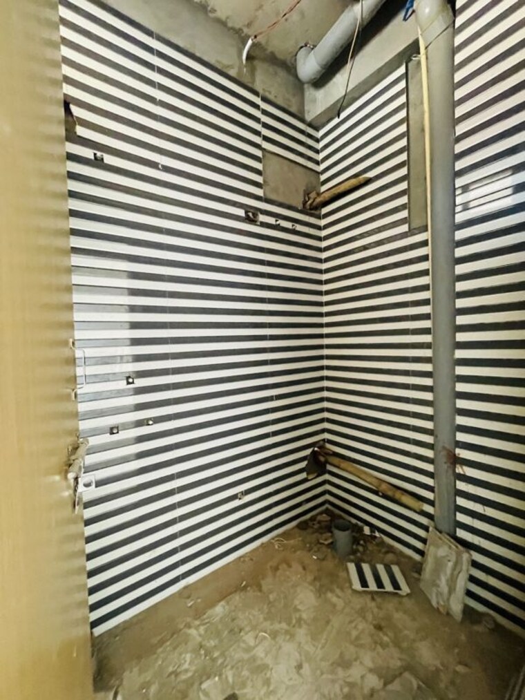 Bathroom, sector 73 2 Bedroom 1000 Sq.Ft. Builder Floor In Sector 73 Noida 10510235