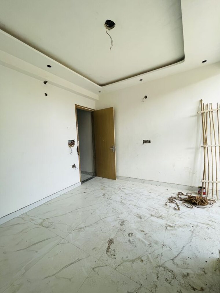 Room, sector 73 2 Bedroom 1000 Sq.Ft. Builder Floor In Sector 73 Noida 10510235