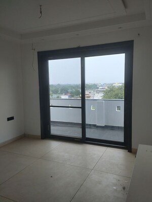 Room in 4 BHK Builder Floor at Parsvnath City, Sector 8 – for Rent