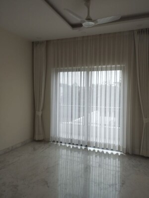 Room in 4 BHK Builder Floor at Parsvnath City, Sector 8 – for Rent