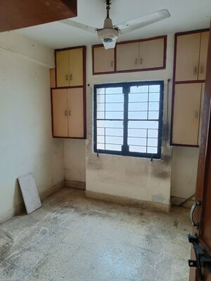 Room in 1 BHK Apartment at Jivraj Park – for Rent