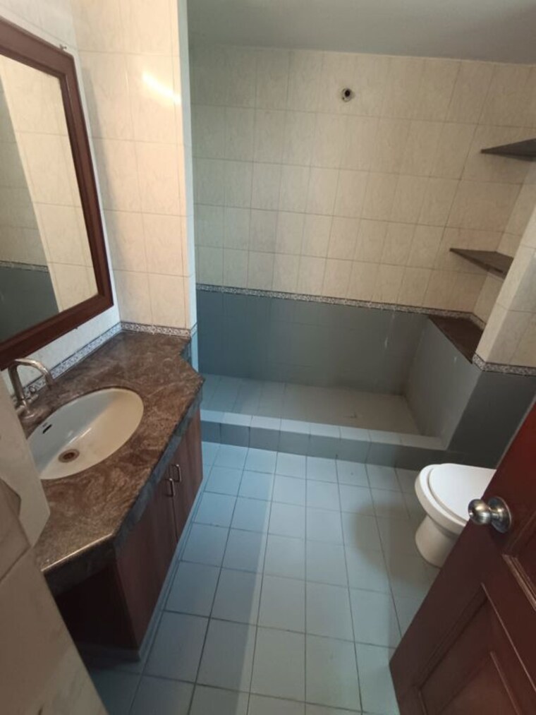 Bathroom, dlf-plaza-tower 6+ Bedroom 500 Sq.Yd. Independent House In Sector 26a Gurgaon 10510370