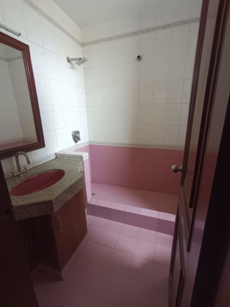 Bathroom, dlf-plaza-tower 6+ Bedroom 500 Sq.Yd. Independent House In Sector 26a Gurgaon 10510370