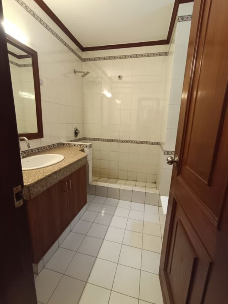 Kitchen, dlf-plaza-tower 6+ Bedroom 500 Sq.Yd. Independent House In Sector 26a Gurgaon 10510370
