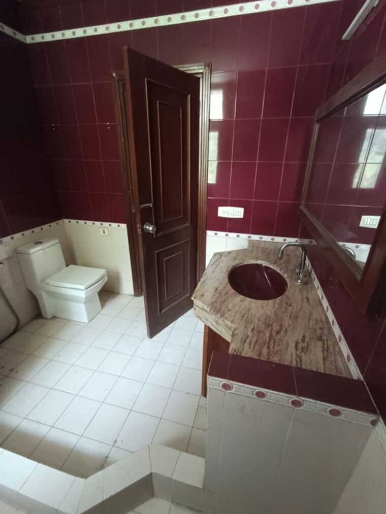 Bathroom, dlf-plaza-tower 6+ Bedroom 500 Sq.Yd. Independent House In Sector 26a Gurgaon 10510370