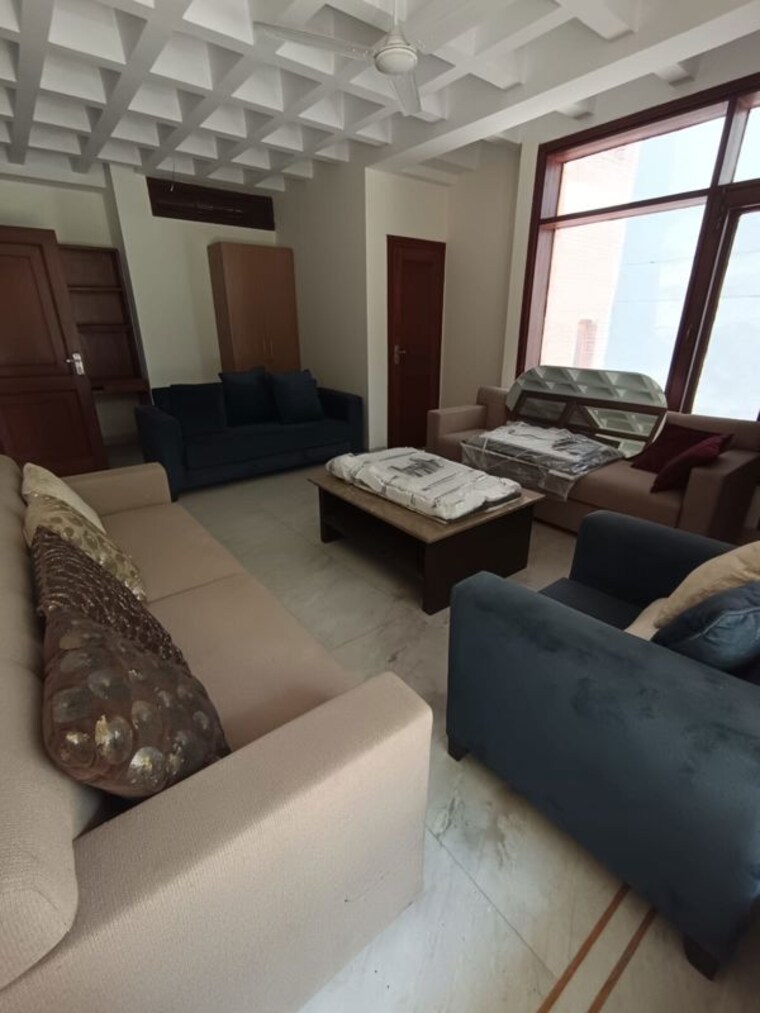 Living Room, dlf-plaza-tower 6+ Bedroom 500 Sq.Yd. Independent House In Sector 26a Gurgaon 10510370