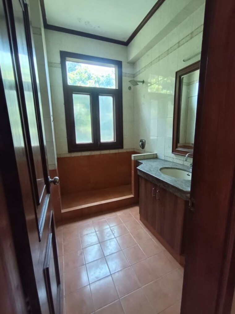 Bathroom, dlf-plaza-tower 6+ Bedroom 500 Sq.Yd. Independent House In Sector 26a Gurgaon 10510370