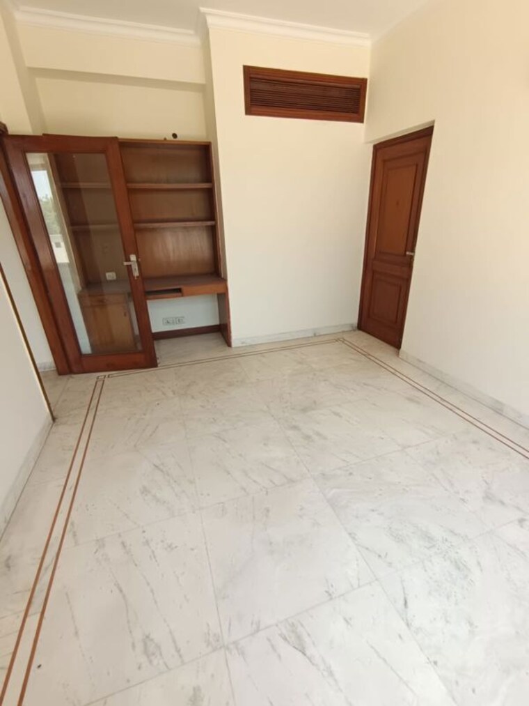 Room, dlf-plaza-tower 6+ Bedroom 500 Sq.Yd. Independent House In Sector 26a Gurgaon 10510370