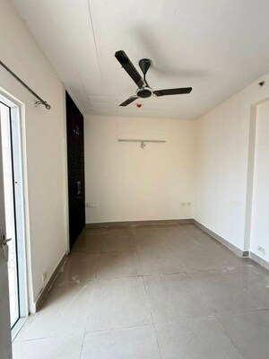 Room in 3 BHK Apartment at Trident Embassy, Sector 1 Greater Noida – for Rent