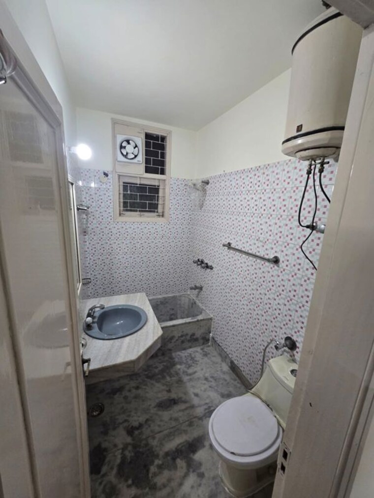 Bathroom, anand niketan 4 Bedroom 330 Sq.Yd. Builder Floor In Anand Niketan Delhi 10510564